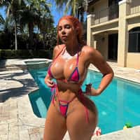 theamandanicole (@theamandanicole) Official Clapper | Watch